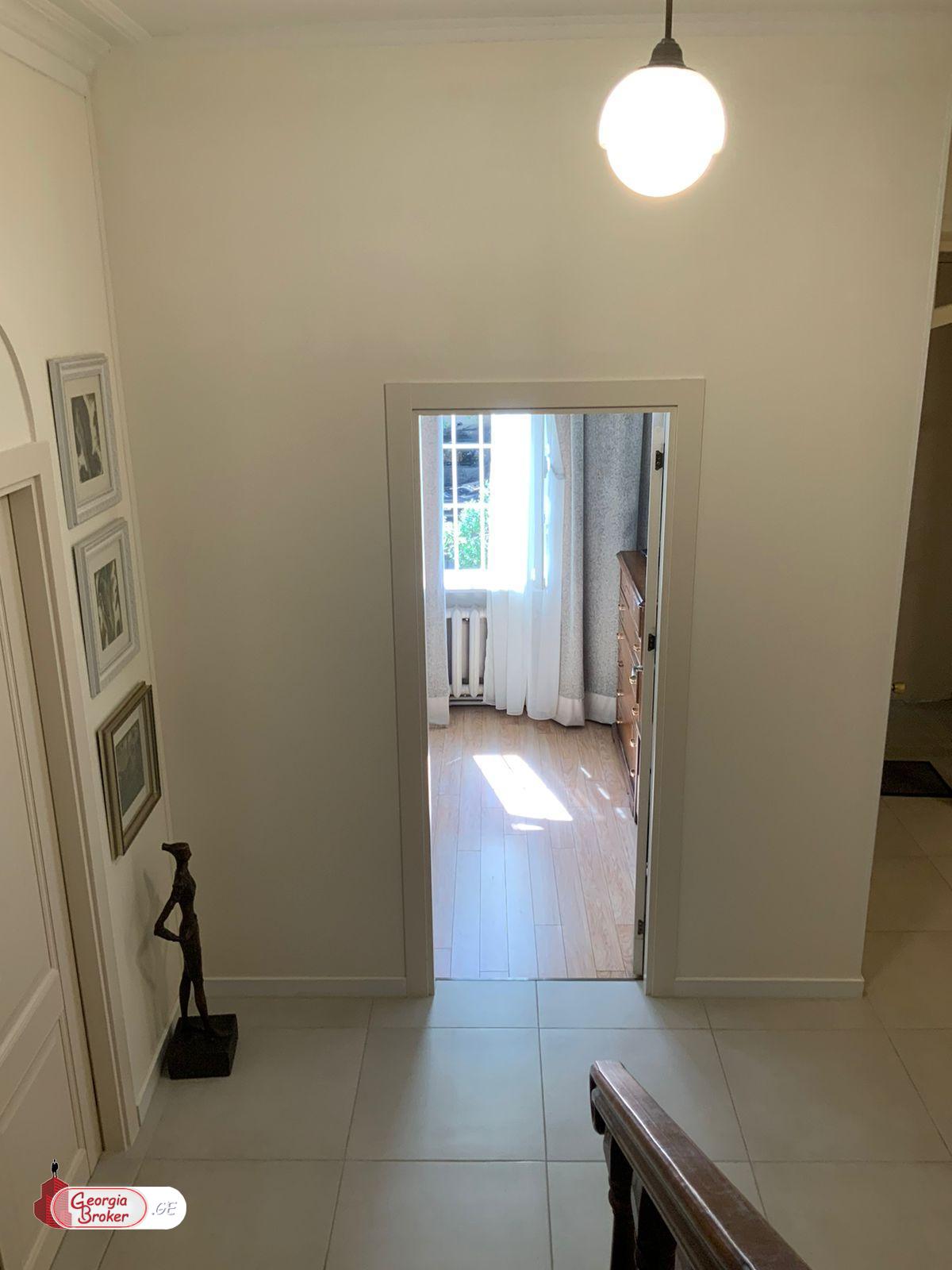 იყიდება ახალი გარემონტებული 10 ოთახიანი სახლი ვაკეში